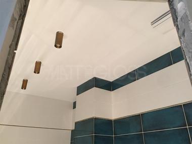 Простой белый натяжной потолок