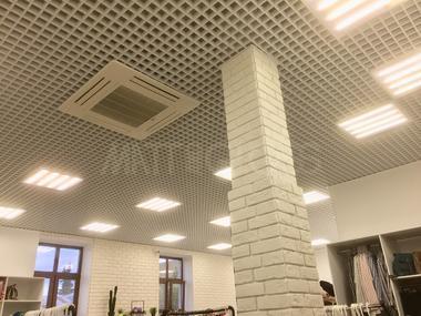 Подвесной потолок грильято в&nbsp;магазине одежды